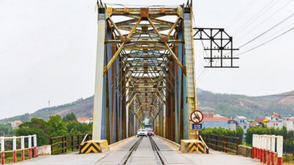 Chỉ vài tháng nữa, chính thức hoàn thành cây cầu thay thế cầu duy nhất Việt Nam có đường sắt chung đường bộ