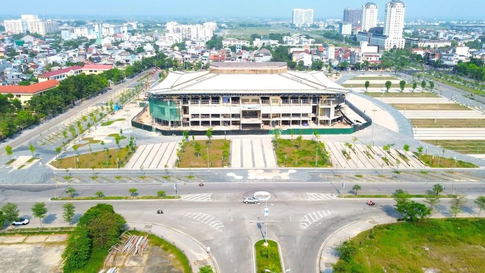Chỉ 5 ngày nữa, quảng trường trăm tỷ buộc phải hoàn thành sau khi một nhà thầu liên tiếp bị xử phạt