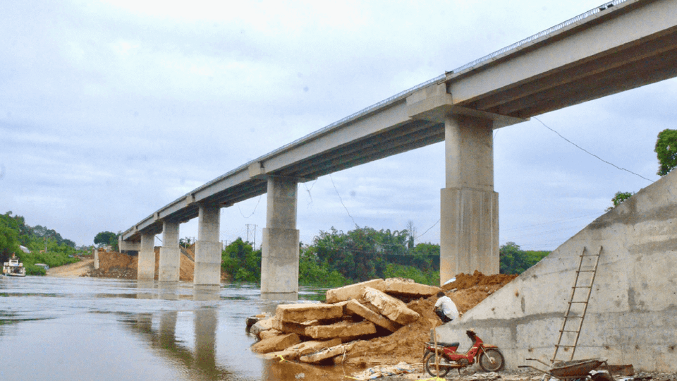 Lỡ hẹn thông xe cầu phục vụ thuỷ điện lớn nhất miền Nam, xoá bỏ bến phà đã hoạt động nhiều năm
