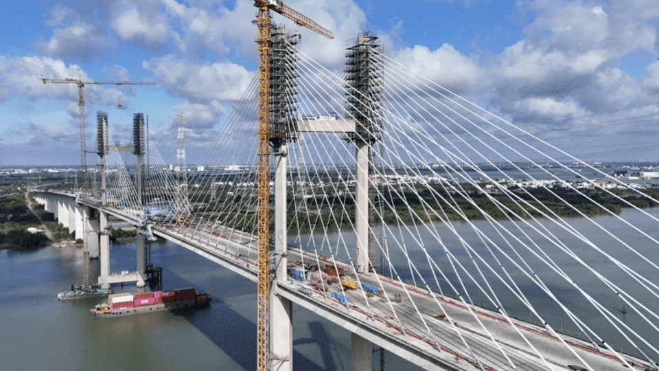 Chỉ ít ngày nữa, cây cầu dây văng có tĩnh không cao nhất Việt Nam chính thức hợp long