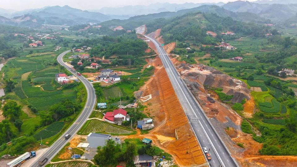 Cao tốc 11.800 tỷ kết nối Thủ đô với cửa khẩu đường bộ lớn nhất miền Bắc: 2.400 kỹ sư, 1.000 máy móc tất bật về đích