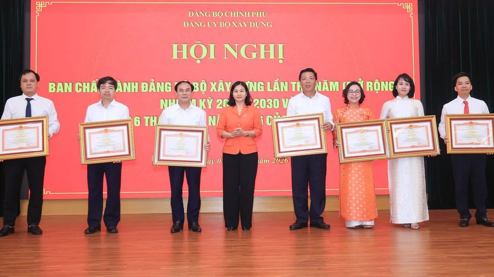 Nhiều tập thể, cá nhân ngành Xây dựng đón nhận danh hiệu thi đua, khen thưởng cao quý